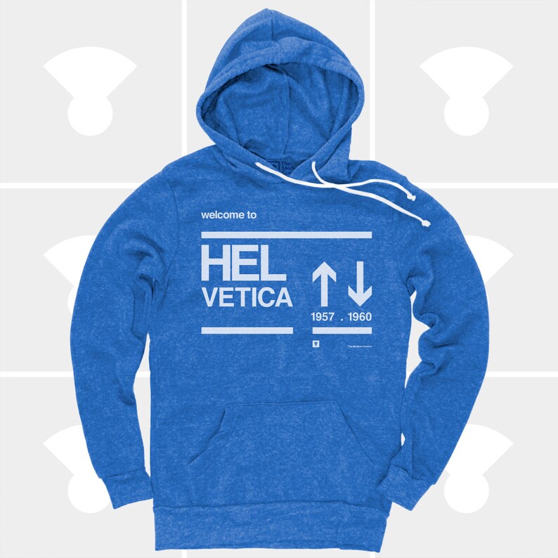 K&ouml;nnte beinhalten: Ein k&ouml;nigsblauer Kapuzenpullover mit einem wei&szlig;en Grafikdruck, der "welcome to HELVETICA 1957 - 1960" sagt.