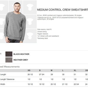 Op de afbeelding: Een grijs gem&ecirc;leerd crewneck sweatshirt met raglanmouwen en geribbelde boorden. Het sweatshirt is gemaakt van een mix van katoen en polyester. De maattabel toont de afmetingen in inches voor XS, S, M, L, XL en 2XL.