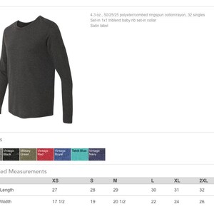 Op de afbeelding: Een heidegrijs longsleeve shirt met een ingewerkte 1x1 triblend baby rib kraag. Het shirt is gemaakt van 50/25/25 polyester/gekamd ringgesponnen katoen/rayon en weegt 4,3 oz. Het shirt heeft een satijnen label. De maattabel toont de afmetingen in inches voor XS, S, M, L, XL en 2XL.
