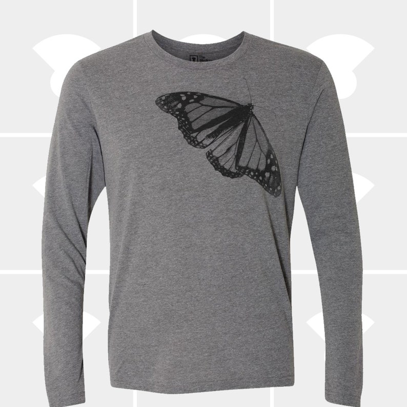 Op de afbeelding: Een grijs longsleeve t-shirt met een zwarte vlinderprint.
