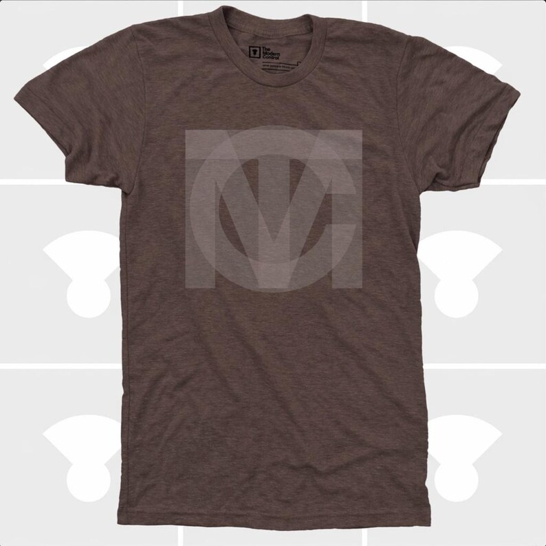 Pu&ograve; includere: T-shirt marrone girocollo con logo bianco sbiadito sul davanti. La maglietta &egrave; realizzata in un tessuto morbido e strutturato. Il logo sembra essere le iniziali "MCV" o "MVC" in un design stilizzato. La maglietta ha maniche corte.