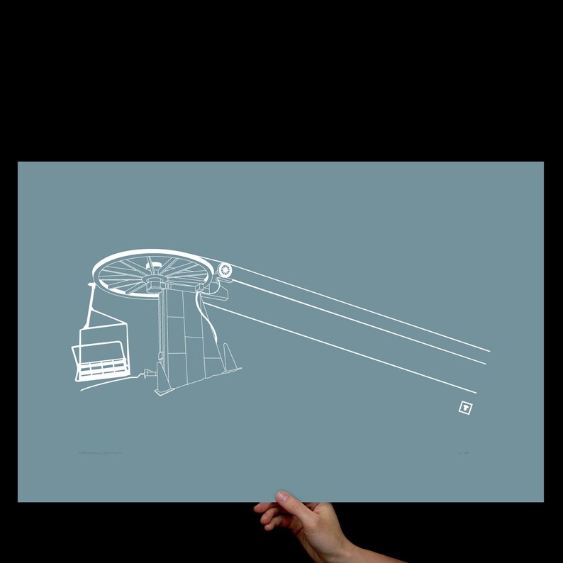 Puede incluir: Un dibujo de l&iacute;nea blanca de un remonte de esqu&iacute; sobre un fondo azul. El remonte est&aacute; en la esquina superior izquierda de la imagen y est&aacute; formado por una gran rueda, una estructura de soporte y una silla. El remonte est&aacute; conectado a un cable que se extiende diagonalmente a trav&eacute;s de la imagen.