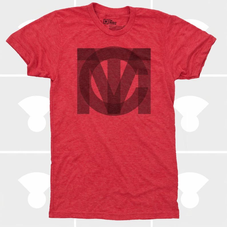 Pu&ograve; includere: T-shirt rosso girocollo con un motivo grafico grigio scuro al centro. Il motivo &egrave; un monogramma stilizzato delle lettere T, M e C all'interno di un quadrato. La maglietta ha maniche corte e una vestibilit&agrave; classica.