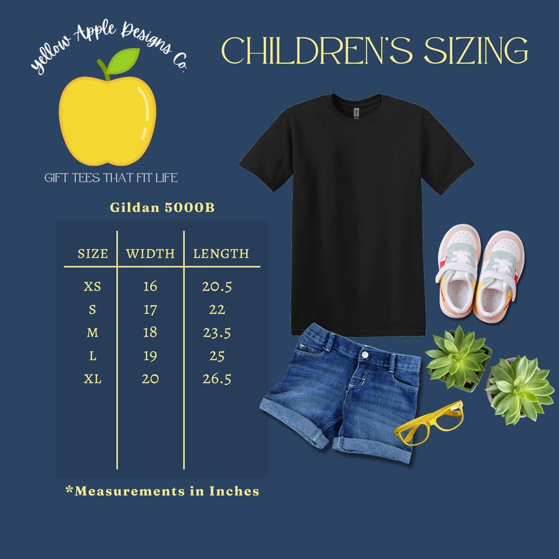 Puede incluir: Una tabla de tallas para camisetas para ni&ntilde;os Gildan 5000B, que muestra el ancho y la longitud en pulgadas para las tallas XS, S, M, L y XL. La tabla est&aacute; sobre un fondo azul con un logotipo de manzana amarilla y el texto "yellow Apple Designs Co." y "GIFT TEES THAT FIT LIFE".