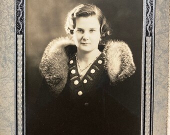 Vintage Photo, Fancy Woman in Fur, Portrait in Folder - Vernacular, Original Vintage Photo, Photograph, Old photo, Snapshot, Photography