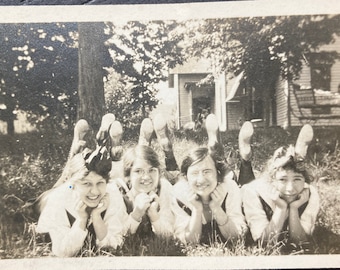 Vintage Photo, Girlfriends, Teen Girls, Vernacular, Original Photo, Found Photograph, Old photo, Snapshot