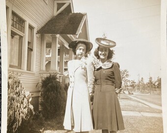 Vintage Photo, Hat Girls, Flying Saucer Hat, Vernacular, Original Vintage Photo, Photograph, Old photo, Snapshot, Photography