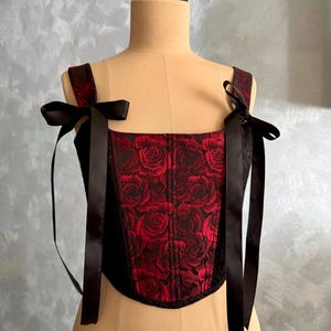 Corsé de jacquard con estampado floral rojo: Top de corsé con rosas renacentistas
