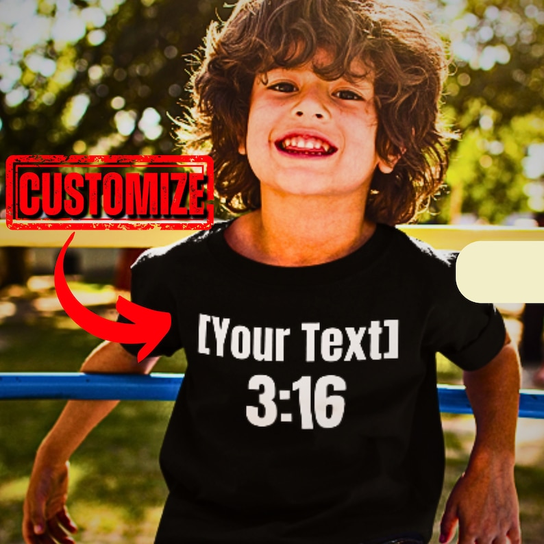 Puede incluir: Una camiseta negra con texto blanco que dice "[Your Text] 3:16". La camiseta la lleva puesta un ni&ntilde;o peque&ntilde;o con el pelo casta&ntilde;o rizado. La imagen tiene un sello rojo que dice "CUSTOMIZE" en la esquina superior izquierda.
