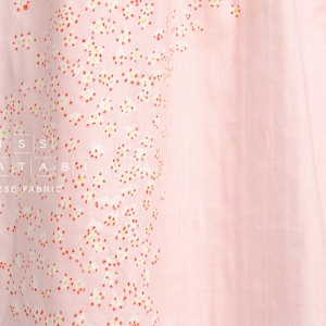 Könnte beinhalten: Rosafarbener Stoff mit einem weißen und roten Blumenmuster. Der Stoff trägt den Aufdruck "MISS MATATABI JAPANESE FABRIC".