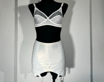 Pretty white vintage lingerie set with a delicate bralette and a girdle with 4 suspenders and a floral pattern