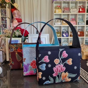 Thai Tasche mit Thai Muster Sorgfältig handgefertigt aus Thailand Kastenförmige Tasche mit offenen Fächern, Patek Stoffmuster.