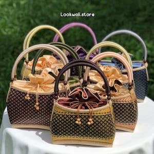 Elegante Pikul Muster Taschen: Handgefertigt von thailändischen Handwerkern Handgewebte Thai Pikul Muster Taschen Authentisches Kunsthandwerk Thai Handwerker gewebte Taschen