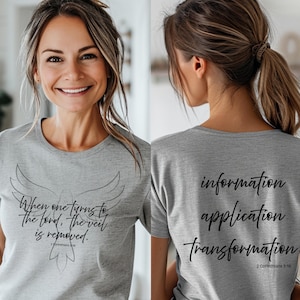 Puede incluir: Una camiseta gris jaspeado con el texto "When one turns to the Lord, the veil is removed" y un gráfico de paloma en la parte delantera. La parte trasera de la camiseta tiene las palabras "information, application, transformation."