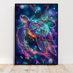 Peut inclure: Une tortue de mer vibrante et colorée nage dans un fond tourbillonnant et abstrait de bleus, de violets et de roses. La carapace de la tortue est irisée et détaillée, avec un effet lumineux.
