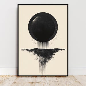 Peut inclure: Impression d'art abstrait noir et blanc avec un grand cercle noir à surface texturée, qui semble dégoutter sur une forme noire plus petite en dessous. Le fond est beige clair.
