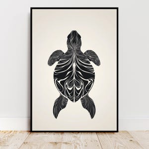 Peut inclure: Illustration en noir et blanc d'une tortue de mer avec un design détaillé et complexe. La tortue fait face au spectateur, sa carapace tournée vers le haut.