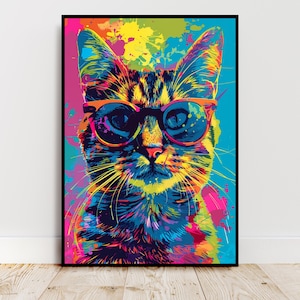 Peut inclure: Un portrait abstrait et coloré d'un chat portant des lunettes de soleil. La fourrure du chat est un mélange de bleu, vert, jaune et orange. L'arrière-plan est un motif de peinture éclaboussée bleu et jaune.
