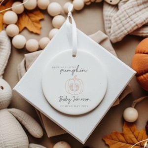 Personalised Pregnancy Announcement Bauble – Growing a Pumpkin Ornament, Autumn Halloween Baby Reveal Keepsake 2025