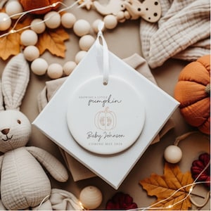 Personalised Pregnancy Announcement Bauble – Growing a Pumpkin Ornament, Autumn Halloween Baby Reveal Keepsake 2025