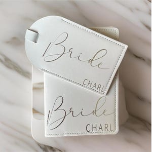 Etiquetas para equipaje de novia y funda para pasaporte, regalo personalizado para despedida de soltera, set de viaje para bodas, regalo de compromiso, porta pasaporte para luna de miel