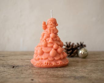 Christmas candle made of vegetable wax in the shape of a Christmas tree with Santa Claus, eco-friendly, with a caramel biscuit scent.