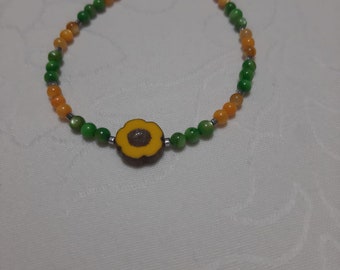 Pulsera de diseño elegante elaborada con piedras naturales.