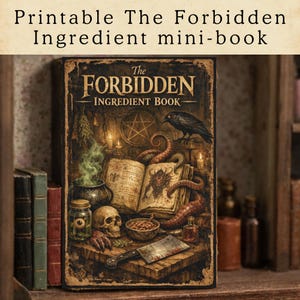 Könnte beinhalten: Ein rechteckiges Minibuch mit dem Titel The Forbidden Ingredient Book, das eine düstere Illustration mit einem Totenkopf, einem dampfenden Kessel, einem Raben, einem Tentakel und einem Hackmesser auf einem Holztisch zeigt.