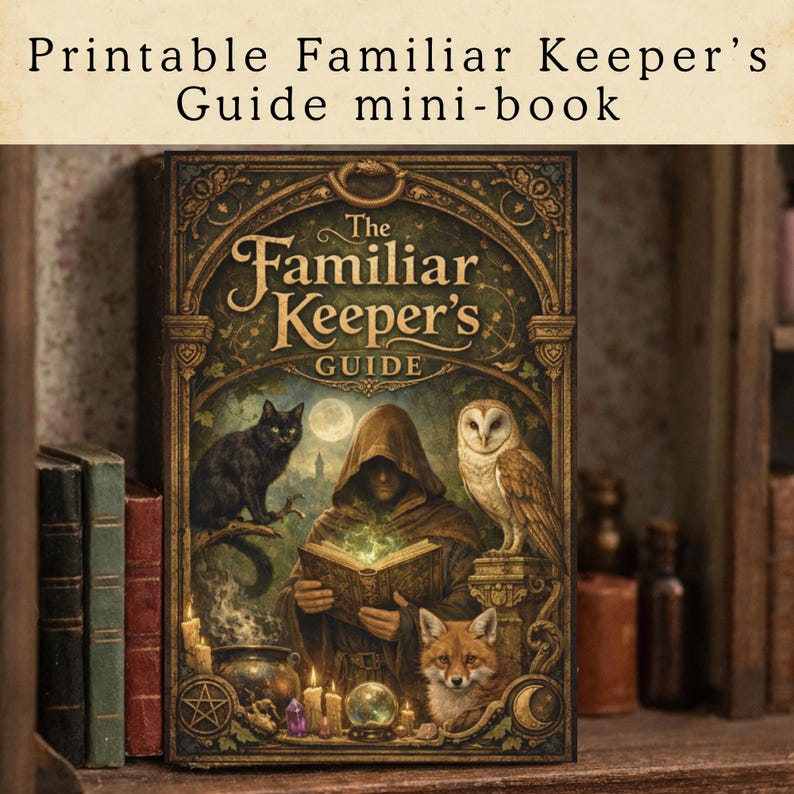Op de afbeelding: Een mini-boek met de titel "The Familiar Keeper's Guide" met een gedetailleerde illustratie van een figuur met een capuchon die een gloeiend boek leest, een zwarte kat, een uil en een vos. Het boek staat op een plank met andere boeken en decoratieve items. De tekst "Printable Familiar Keeper's Guide mini-book" staat bovenaan.