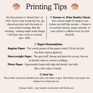 Op de afbeelding: Een beige afbeelding met de titel "Printing Tips" en tekst over printerinstellingen, scherm versus afdrukken, papiersoorten en laatste tips. Bevat paletpictogrammen en een oproep om je schaar verstandig te kiezen.