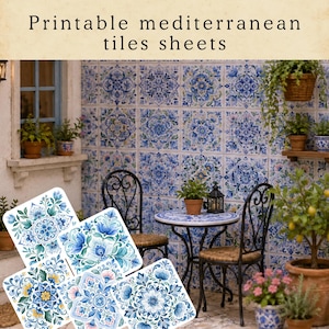 Op de afbeelding: Printbare mediterrane tegelvellen. De afbeelding toont een mediterrane buitenscène met blauwe en witte bloemen tegelontwerpen. De scène omvat een kleine tafel, stoelen en potplanten. De tekst "Printable mediterranean tiles sheets" staat bovenaan.