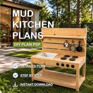 Puede incluir: Una cocina de barro de madera para exteriores con un fregadero blanco, quemadores de estufa negros y ollas y sartenes colgantes. El texto "MUD KITCHEN PLANS" y "DIY PLAN PDF" son visibles. La cocina está en un césped.