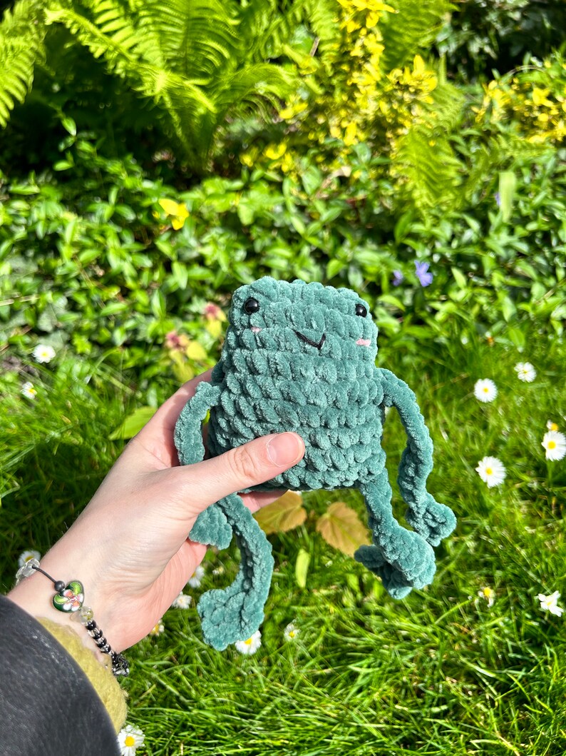 Cute Leggy frog Amigurumi Green frog plushie gehaakte knuffel handgemaakt afbeelding 4