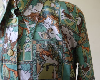 Vintage 70s Art Nouveau Revival Alphonse Mucha inspiró etérea camisa con estampado de dama pelirroja con cuello de daga