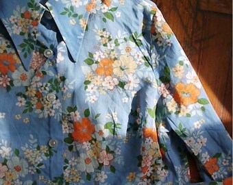 Camisa Vintage 70s Azul Estampado Floral Cuello Daga Azul