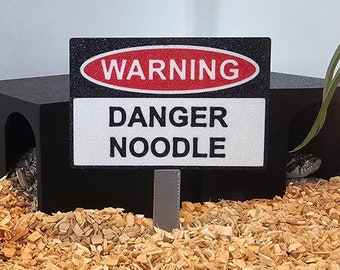 Achtung Noodle Niedliche Schlange Warnschild mit Pfosten, Vivarium Dekoration für Hognose, Ball Python, Haustier Schlange Reptilien Tank. 3D gedrucktes Schild.
