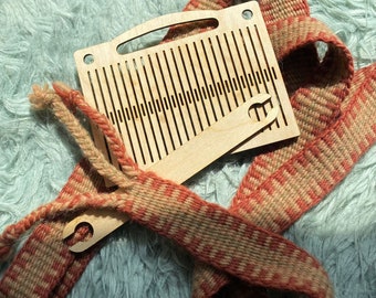 Weaving comb and shuttle, 24 threads, made of 3 mm plywood