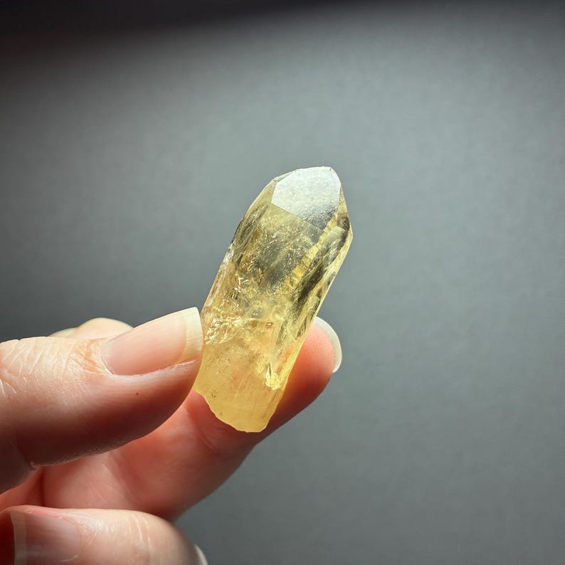 Australian Citrine, Natural Raw Crystal Point, 3.6cm, 10.4gr imagem 11
