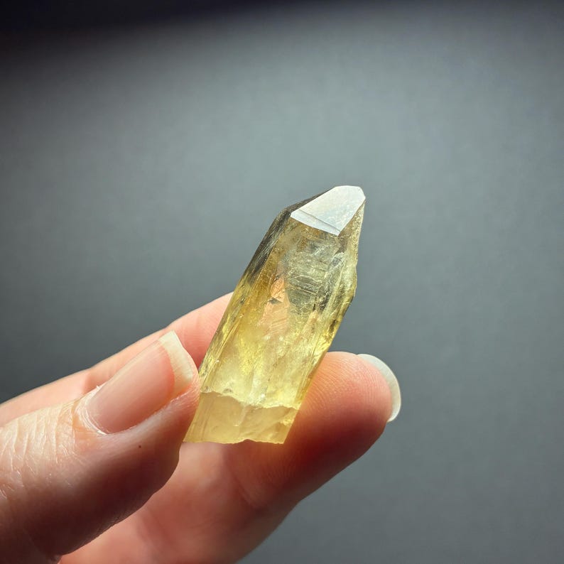 Australian Citrine, Natural Raw Crystal Point, 3.6cm, 10.4gr imagem 13
