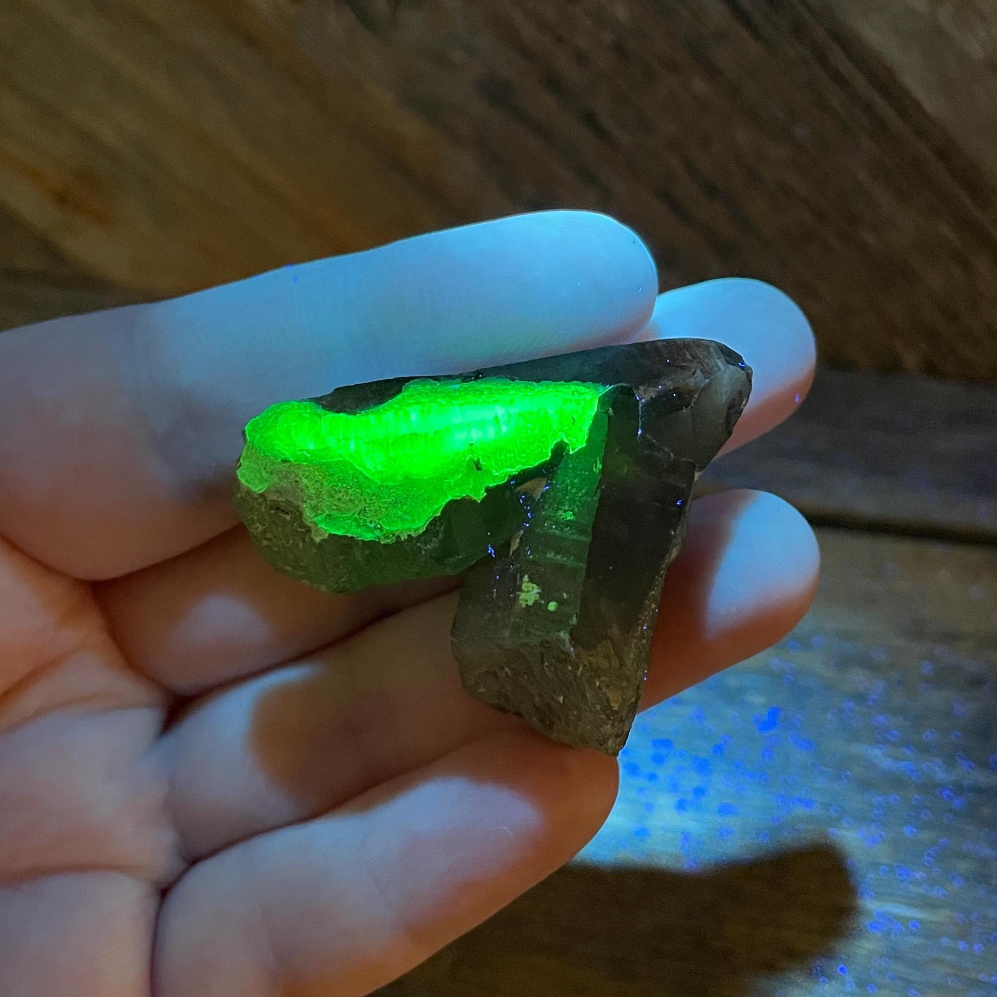 ハイアライトオパール、スモーキークォーツ結晶、UV反応性、ナミビア