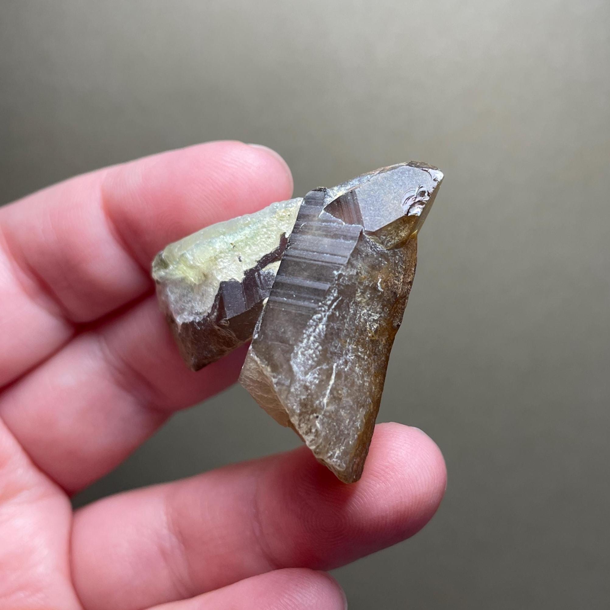 ハイアライトオパール、スモーキークォーツ結晶、UV反応性、ナミビア