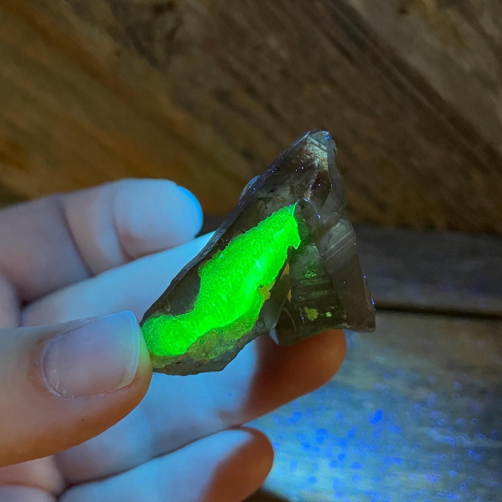 ハイアライトオパール、スモーキークォーツ結晶、UV反応性、ナミビア