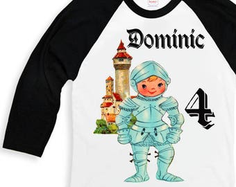 Może przedstawiać: Biało-czarna koszulka bejsbolowa z grafiką rycerza i zamku. Na koszulce widnieje napis "Dominic" i "4".
