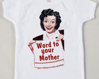 Puede incluir: Un body blanco para bebé con una imagen retro de una mujer sosteniendo un cartel que dice "Word to your Mother".
