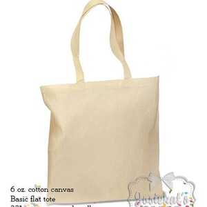 Peut inclure: Un sac fourre-tout en coton de couleur naturelle, sans motif, avec des anses en toile de coton de 56 cm. Le sac mesure 37 cm x 39 cm et est fait de toile de coton de 170 g.