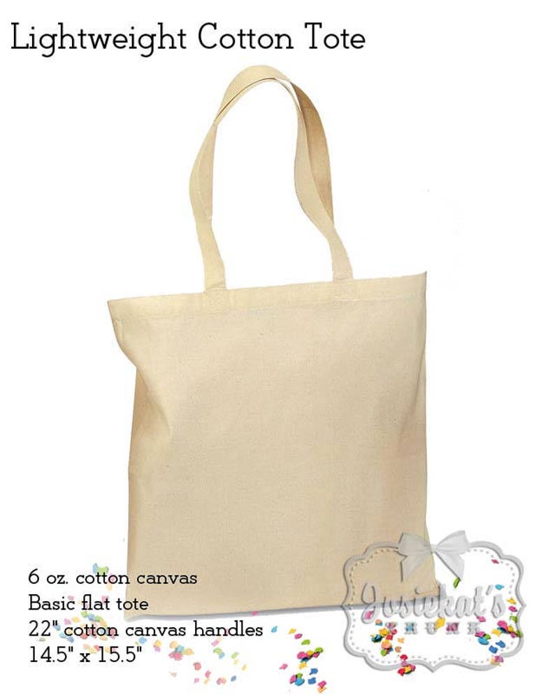 Peut inclure: Un sac fourre-tout en coton de couleur naturelle, sans motif, avec des anses en toile de coton de 56 cm. Le sac mesure 37 cm x 39 cm et est fait de toile de coton de 170 g.