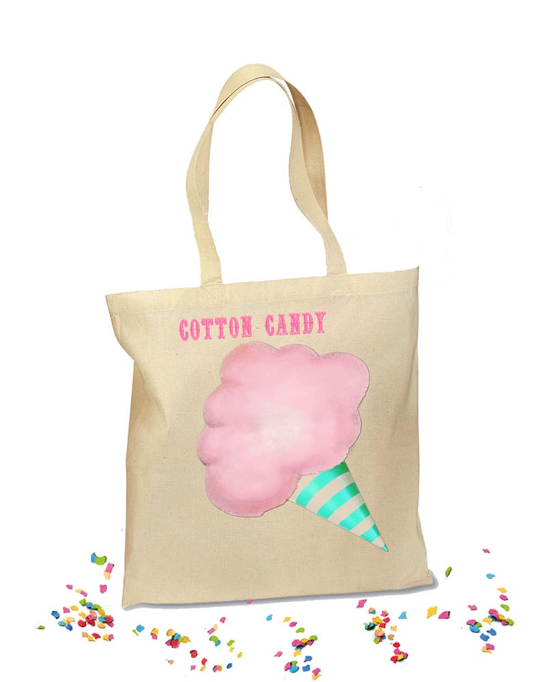 Peut inclure: Un sac fourre-tout en toile beige avec un graphique de barbe &agrave; papa rose et le texte "COTTON CANDY" imprim&eacute; en rose.