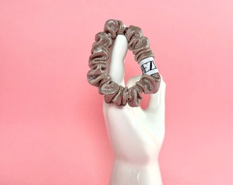 Elastico per capelli sottile Rosa effetto metallico: Stile Semplice, Raffinato | Made in Italy | Realizzato a mano | Idee regalo | Scrunchie