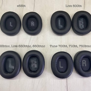 Può includere: Un gruppo di cuscinetti auricolari neri per cuffie, disposti a coppie. I cuscinetti sono etichettati con numeri di modello e le lettere "L" e "R". Modelli: e55bt, Live 500bt, e65btnc, Live 650btnc, 660btnc, Tune 700bt, 710bt, 750btnc e 760nc. Accessori.