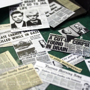 Op de afbeelding: Een verzameling vintage krantenknipsels met koppen over misdaad en moord. De koppen zijn "Een in stukken gesneden lijk gevonden in een afvoer", "Staatsboer zegt dat hij in een waanstoestand is gedood", en "4 meer lichamen gevonden in het huis van een 'clown'".